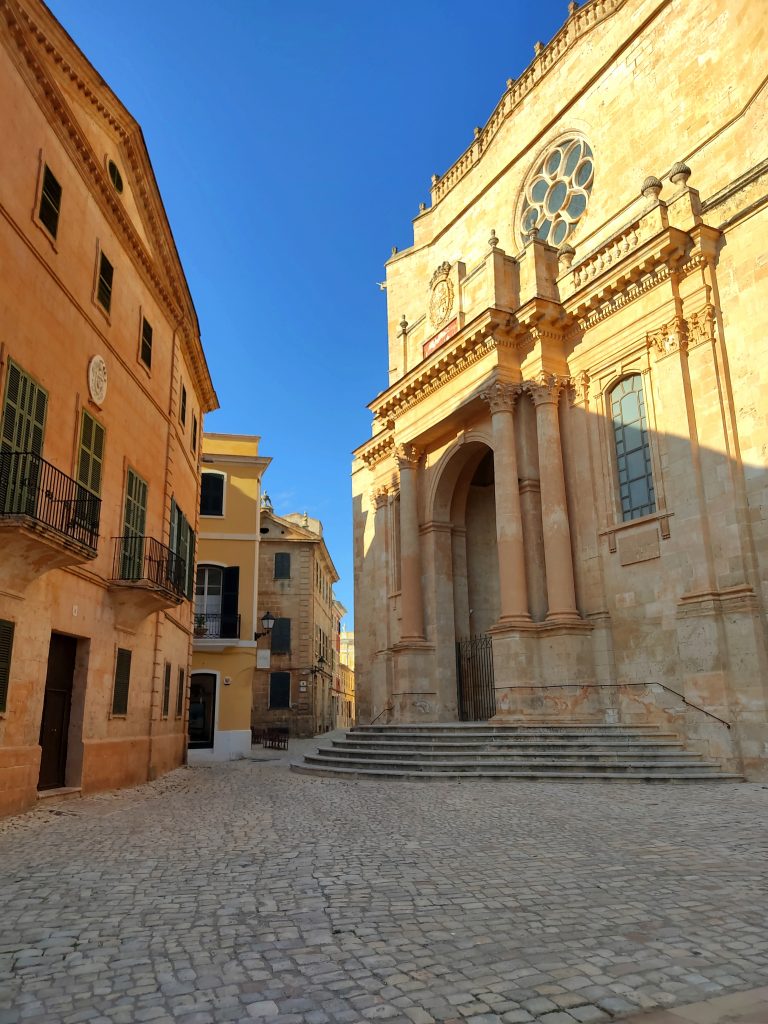 Menorca alquiler de coches viaje a ciudadella Catedral 