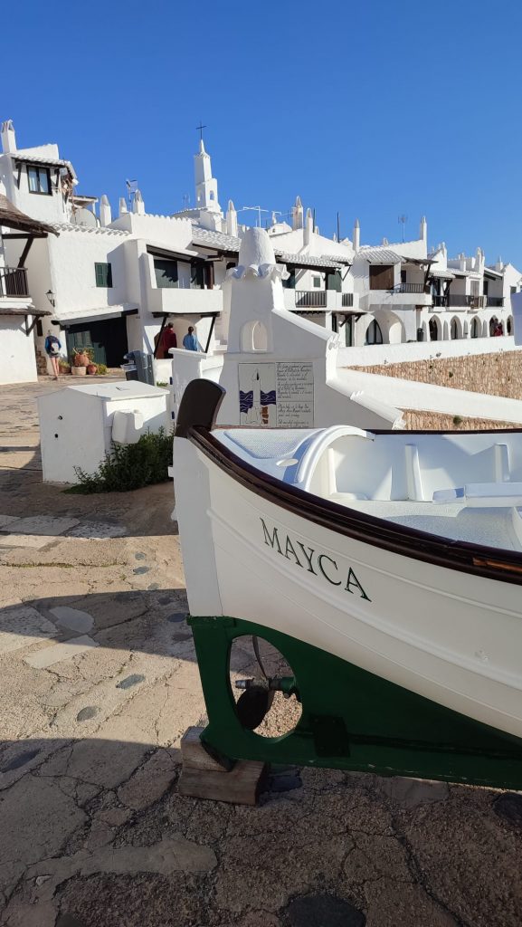 coche de alquiler Menorca, alquiler de coche barato, las mejores playas de Menorca en coche, poblado Binibequer